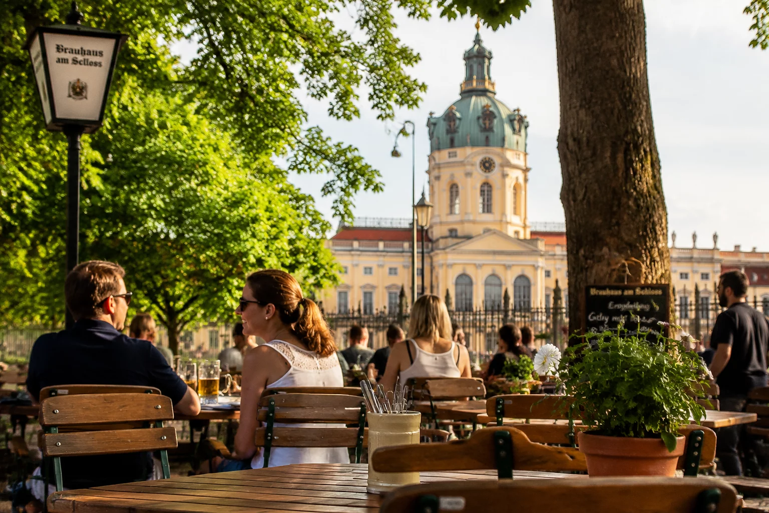 Idyllische Sommerterrasse am Schloss Charlottenburg mit Gästen