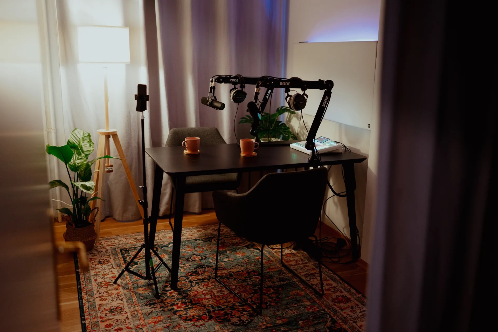 Aufnahmetisch mit Mikrofonen